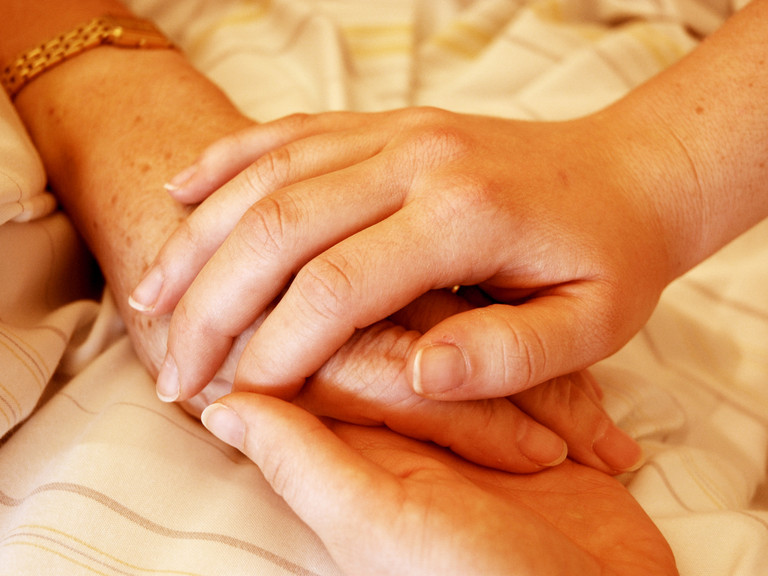 Zwei Hände halten sich als Zeichen von Begleitung und Unterstützung. Das Albertinen Hospiz Norderstedt informiert am 23. Juni über den Qualifizierungskurs zur ehrenamtlichen Sterbebegleitung Zwei Hände halten sich als Zeichen von Begleitung und Unterstützung. Das Albertinen Hospiz Norderstedt informiert am 23. Juni über den Qualifizierungskurs zur ehrenamtlichen Sterbebegleitung