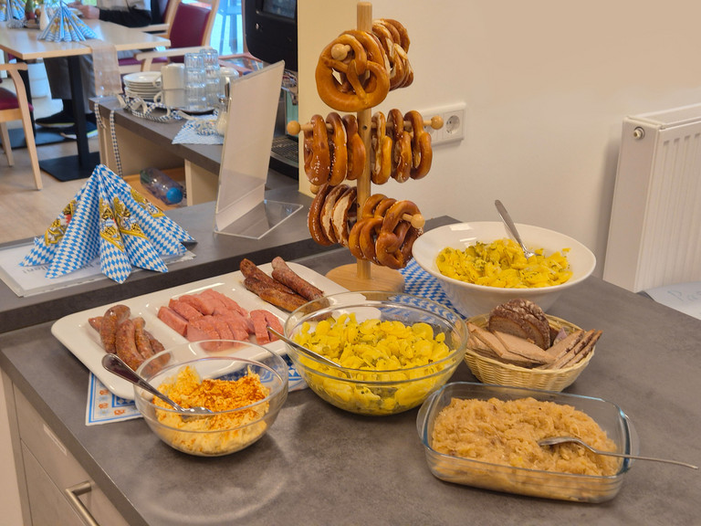 Oktoberfestlich dekoriertes Buffet mit Brezeln, Bratwurst, Leberkäse, Kartoffelsalat, Sauerkraut und Brot im Albertinen Hospiz Norderstedt. Oktoberfestlich dekoriertes Buffet mit Brezeln, Bratwurst, Leberkäse, Kartoffelsalat, Sauerkraut und Brot im Albertinen Hospiz Norderstedt.