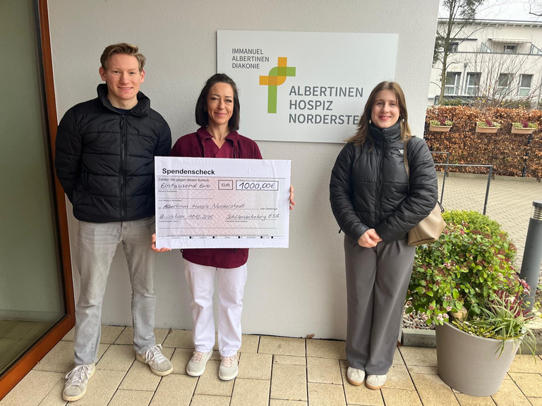 Die Schüler des Elsensee Gymnasiums Quickborn bei der Übergabe des Spendenchecks für die Gäste des Albertinen Hospiz Norderstedt Die Schüler des Elsensee Gymnasiums Quickborn bei der Übergabe des Spendenchecks für die Gäste des Albertinen Hospiz Norderstedt