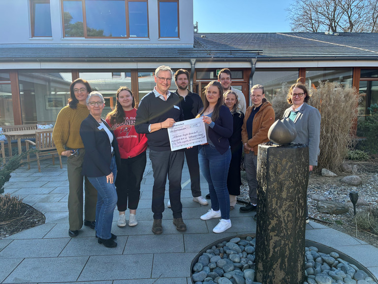 Mitarbeitende der VW Group Norderstedt überreichen symbolisch einen Spendenscheck an Einrichtungsleiter Jens Klindworth und andere Mitarbeitende aus dem Albertinen Hospiz Norderstedt für die Hospizarbeit im Hospizgarten vor dem Hospiz. Mitarbeitende der VW Group Norderstedt überreichen symbolisch einen Spendenscheck an Einrichtungsleiter Jens Klindworth und andere Mitarbeitende aus dem Albertinen Hospiz Norderstedt für die Hospizarbeit im Hospizgarten vor dem Hospiz.