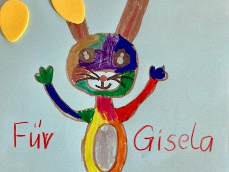 Bunt gestalteter Osterhase als Bastelarbeit von Grundschulkindern der Regenbogenschule beim Besuch im Albertinen Hospiz Norderstedt Bunt gestalteter Osterhase als Bastelarbeit von Grundschulkindern der Regenbogenschule beim Besuch im Albertinen Hospiz Norderstedt